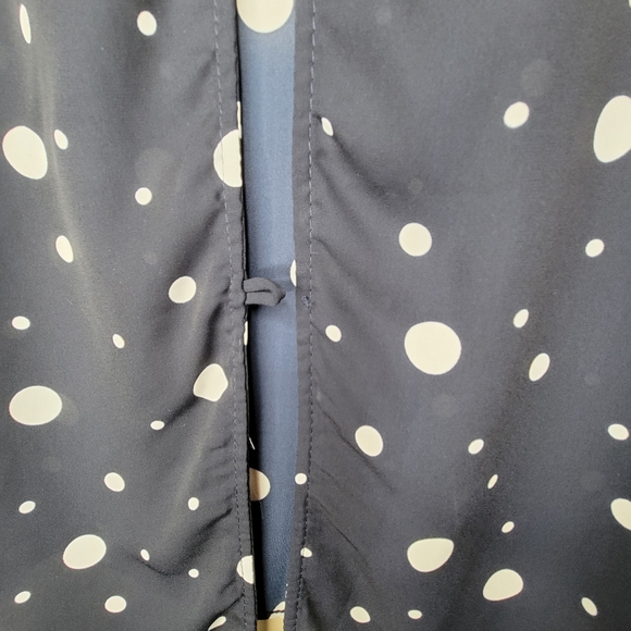 🆕️ Torrid Navy Dot Blouse - Picture 4 of 5